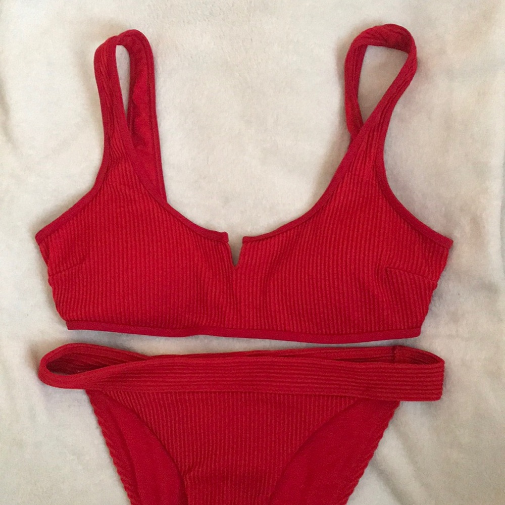 red hollister kini set